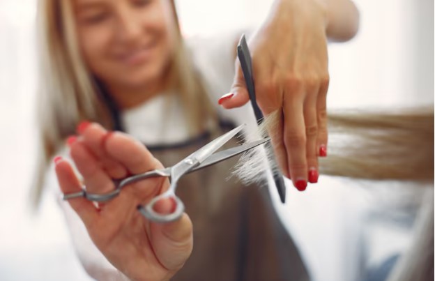 Wie ein Friseursalon Ihr Selbstbewusstsein durch den richtigen Haarschnitt stärkt